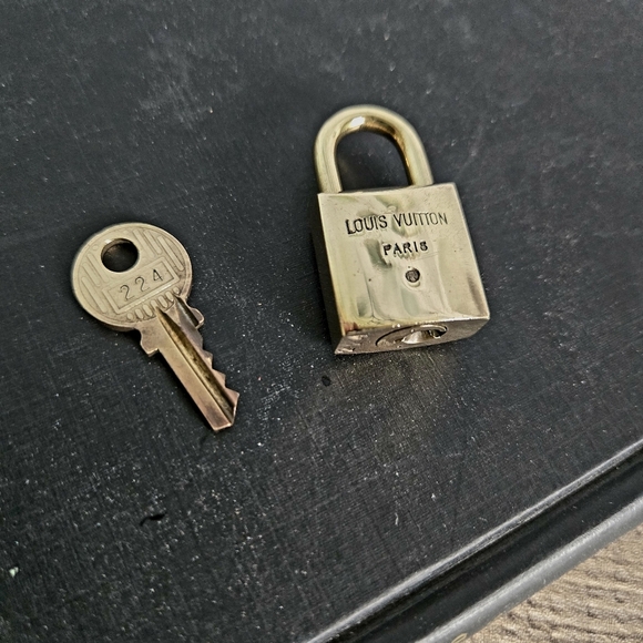 LOUIS VUITTON | Vintage Gold Padlock & Key #224 - Picture 3 of 5